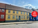 HORN IMMOBILIEN++ im Zentrum von NB, historisches Mehrfamilienhaus mit 3 Wohneinheiten. Eine Wohnung mit ca. 210 m ist bezugsfrei.