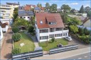 Modernes Zweifamilienhaus plus Gewerbeeinheit insgesamt ca. 243m und grozgigen Freiflchen.