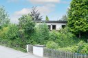 Naturidylle auf zwei Ebenen: Gerumiger Bungalow mit groem Garten und Garage